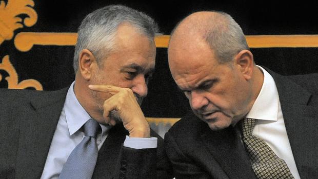 José Antonio Griñán y Manuel Chaves conversan durante el acto del Día de la Constitución de 2009