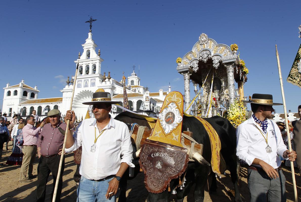 La hermandad del Rocío de Córdoba, ante el Santuario de la «Blanca Paloma»