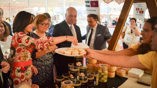 Las autoridades, ayer en la inauguración de la Feria del Queso de Zuheros
