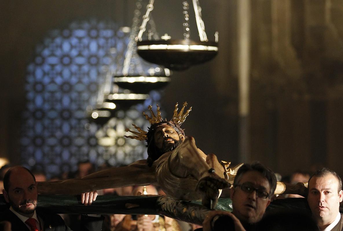 El Cristo de la Misericordia, con una de las celosías al fondo