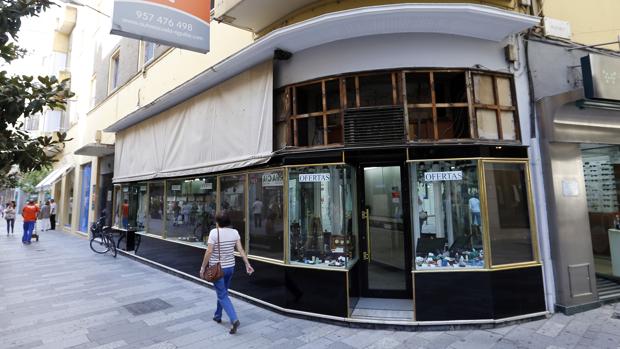 Fachada de la tienda León Cruz que cierra tras 70 años abiertas en Cruz Conde