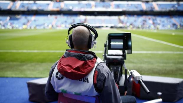 Un cámara de televisión graba un partido