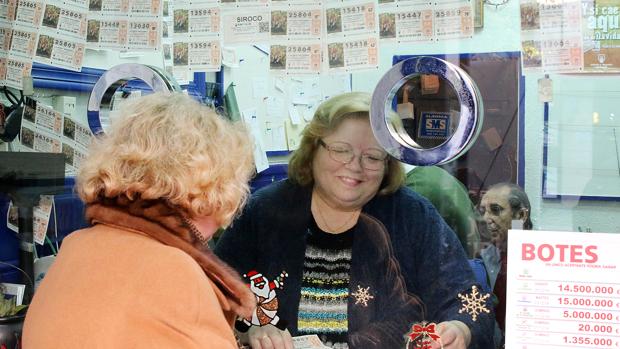 Una mujer busca la suerte en una de las administraciones de Lotería de Córdoba