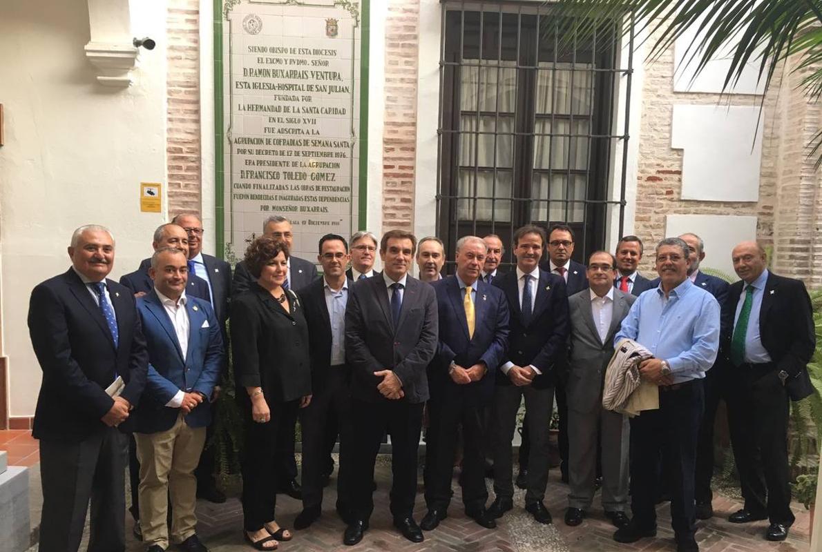 Los presidentes, bajo el trono del Santo Sepulcro de Málaga