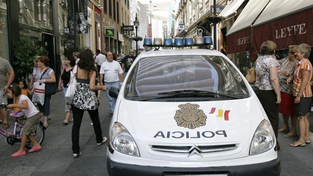 Un coche patrulla de la Policía en la calle Gondomar