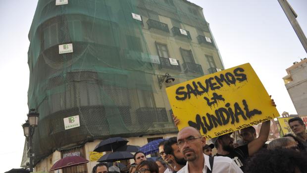 El PP aprueba proteger un edificio que quiere derruir