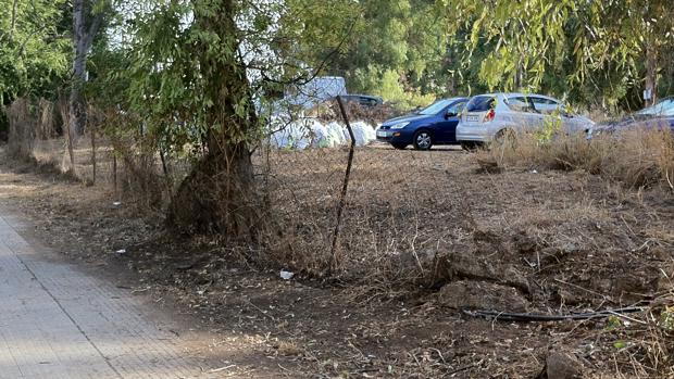 Situación del solar en avenida de Libia antes de su limpieza