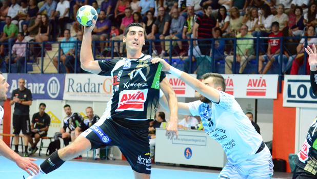 Rudovic lanza a portería en el partido ante el Sinfín de esta temporada