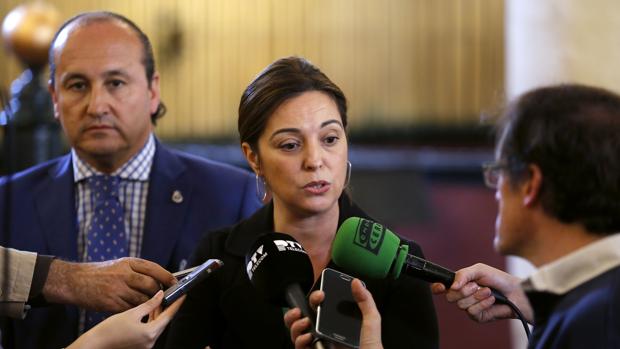 La alcaldesa, Isabel Ambrosio, atiende a los medios