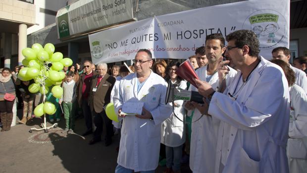 Concentración de la plataforma a las puertas del Materno-Infantil