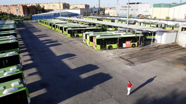Autobuses de Aucorsa en las cocheras de la empresa municipal