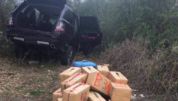 Imagen del vehículo de los narcotraficantes con los fardos de droga que llevaban