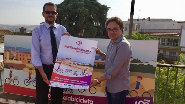 El director del Grupo Cope en Córdoba y el máximo responsable del Imdeco, durante la presentación