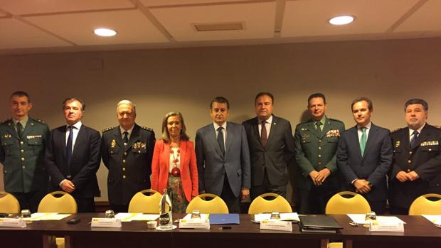 El delegado del Gobierno, en el centro, rodeado con los asistentes al curso del Citco