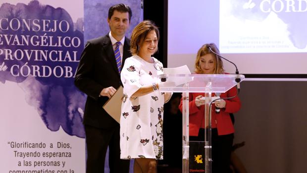Ambrosio rompe su promesa de no ir a actos religiosos participando en un consejo evangélico
