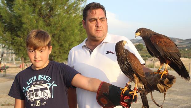 Miguel Ángel Cantero, con su hijo y dos halcones Harri