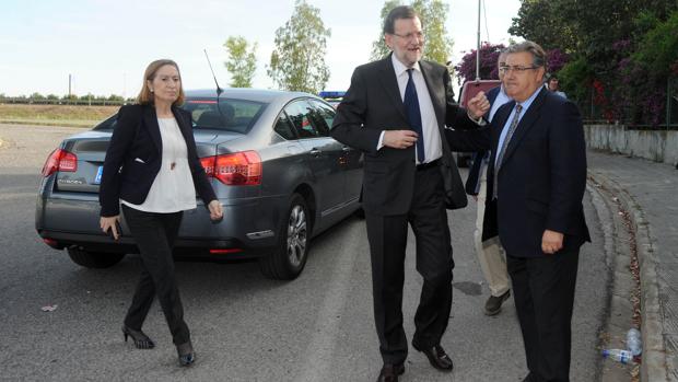 Rajoy y Zoido en una imagen de mayo de 2015, junto a la actual presidenta del Congreso Ana Pastor