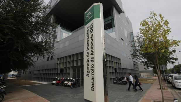 La agencia IDEA presume de «transparente», pero oculta a quién le ha dado el puesto en Bruselas