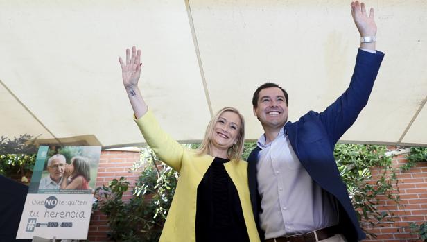 Cristina Cifuentes y Juanma Moreno en un acto celebrado para la supresión del impuesto de sucesiones