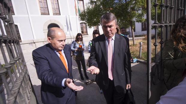 Los abogados Luis Romero de A.M.G.E, y Agustín Martínez Becerra de J.A.M.P., dos de los cuatro imputados