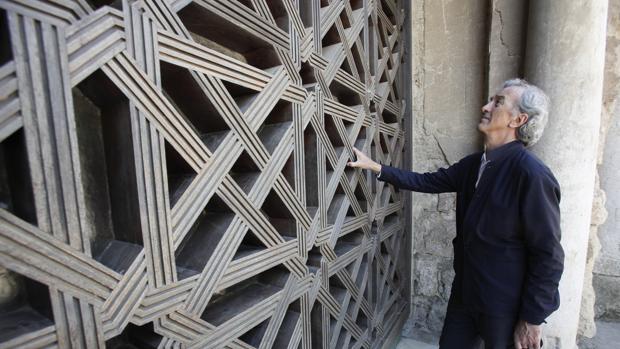 Rafael de la Hoz, junto a la celosía de la Mezquita-Catedral