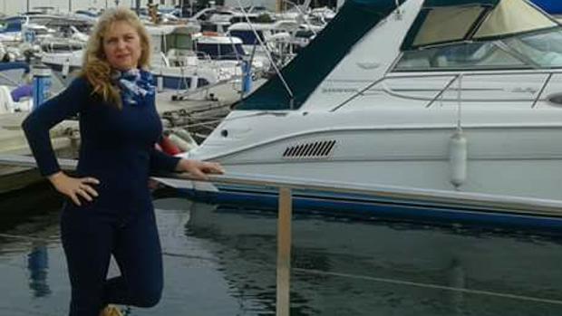 Imagen de Carmen Duque junto a unas embarcaciones