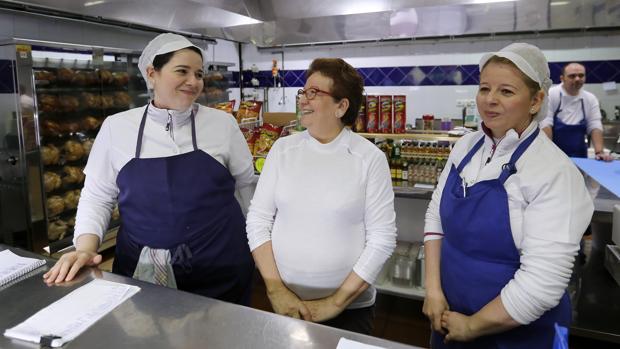 La madres y las dos hermanas de Paco Morales en el asador familiar