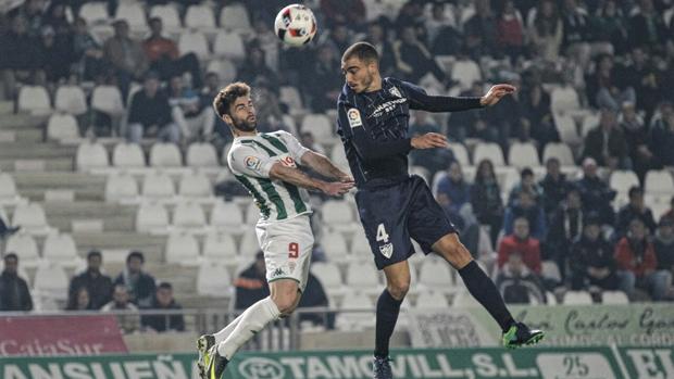 El delantero del Córdoba CF Rodri pelea con Mikel Villanueva, del Málaga