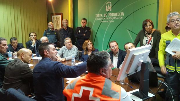El ministro de Interior, Juan Ignacio Zoido y la presidenta de la Junta de Andalucía, Susana Díaz, en el Centro de Coordinación de Emergencias 112