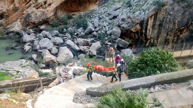 El Equipo de Montaña de la Guardia Civil de Álora rescatando a la joven accidentada en el Caminito del Rey