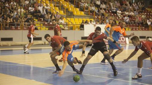 Acción durante un encuentro de balonmano