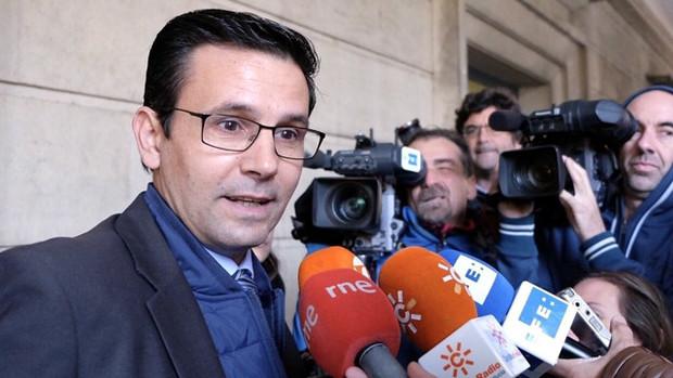 Francisco Cuenca, este lunes, a las puertas del juzgado que le investiga