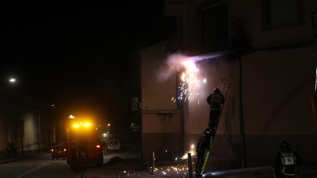 Los bomberos, frente a uno de los incendios