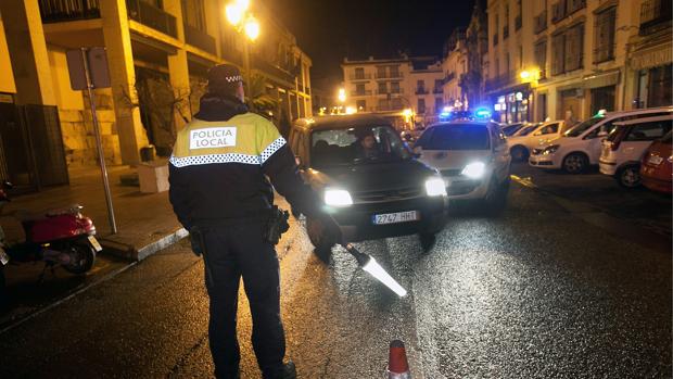 Un policía local controla el tráfico en el Centro de Córdoba
