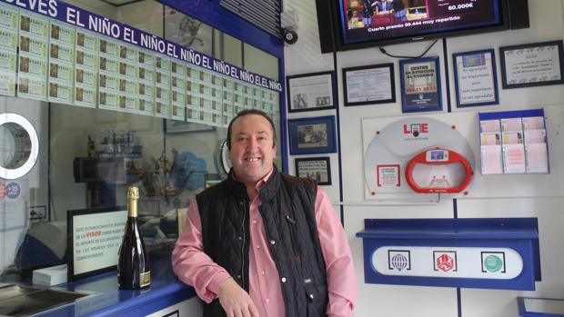 Miguel Molina, en la administración de loterías de Luque