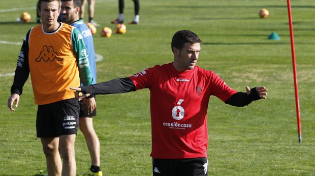 El entrenador del Córdoba CF, Luis Carrión, da explicaciones a sus jugadores