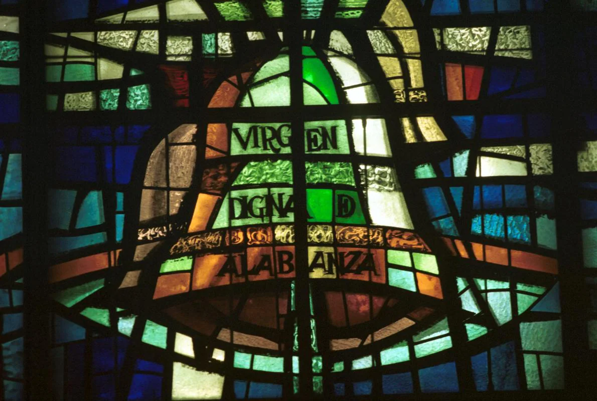 Fragmento de las vidrieras de la parroquia de Santa María de la Iglesia