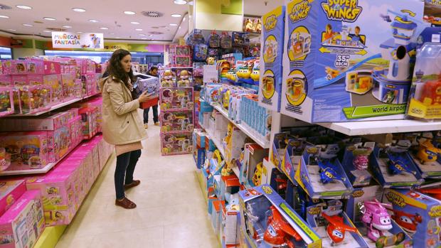 Una joven, comprando regalos de Reyes en El Corte Inglés