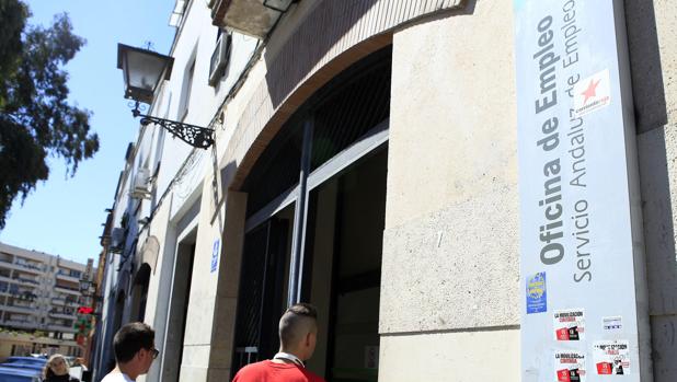 La Junta de Andalucía debe 10.000 ayudas a empresas por contratar a jóvenes
