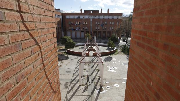 Zonas comunes de uno de los patios del barrio de Las Palmeras en Córdoba