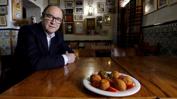 Ángel Sánchez posa en La Taberna para ABC con un sabroso plato de croquetas de la casa