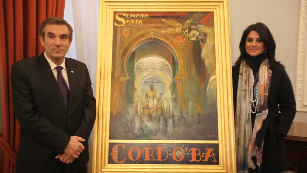 Gómez San Miguel junto a la autora del Cartel de Semana Santa Nuria Barrera