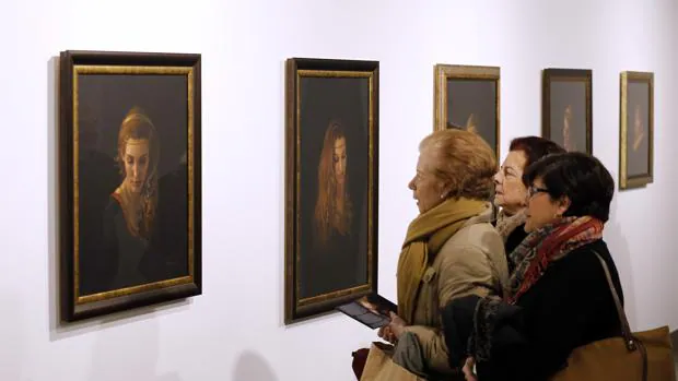 Tres mujeres contemplan la obra de Ángel de Cáceres en la Fundación Cajasol