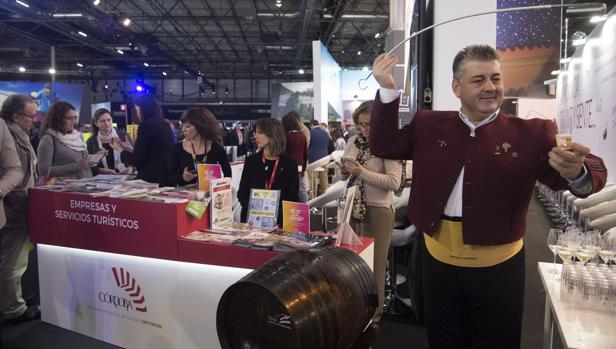 Un venenciador de la DO Montilla-Moriles sirve fino en el stand de Córdoba