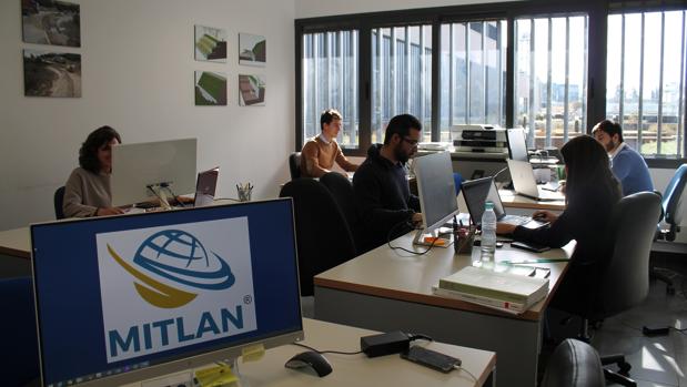 El joven equipo de Mitlan trabajando