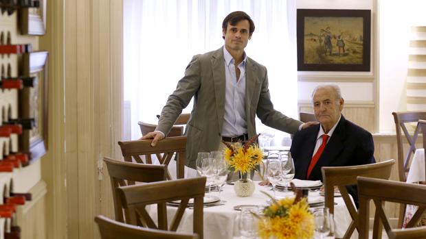 Julio Montes, de pie, junto a su padre Matías Montes