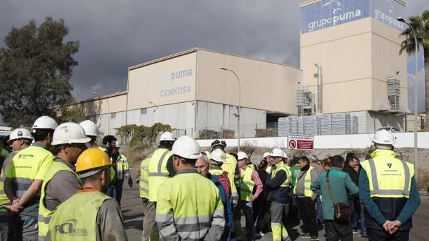 Trabajadores de Cosmos a las puertas de la cementera