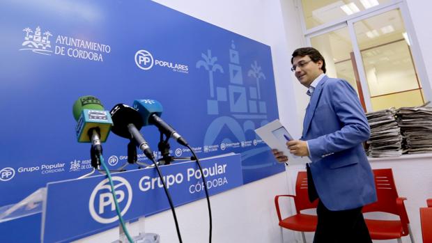 El portavoz del PP, José María Bellido, en una rueda de prensa