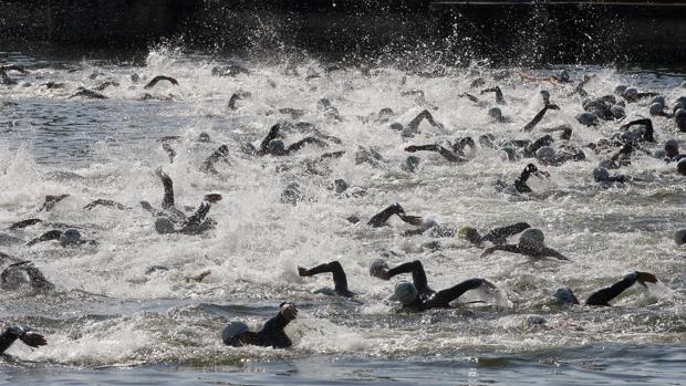 Varios triatletas en la prueba de natación en el Califas de Hierro