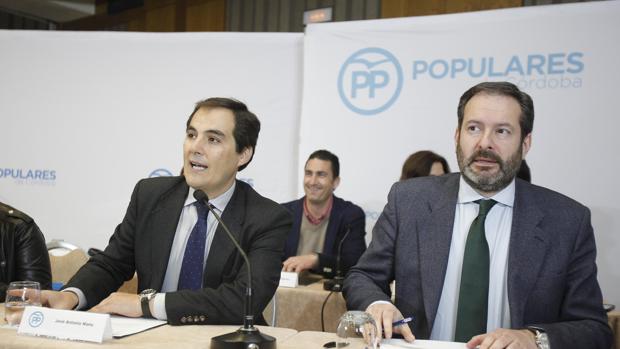 Nieto junto al secretario general Adolfo Molina, ayer en el comité ejecutivo